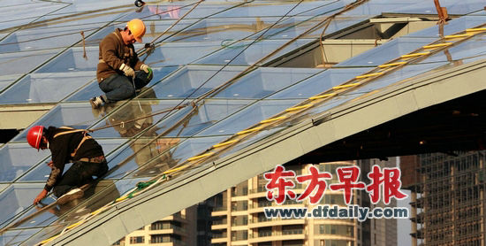 今后，上海還將限制處于人流密集、流動性大的區(qū)域內(nèi)的建筑物安裝玻璃幕墻。徐曉林 早報資料